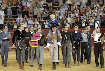 Adrián, de ocho años con cáncer, en la Plaza de toros de Valencia.