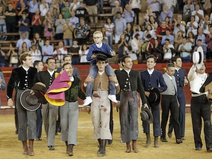 Adrián, de ocho años con cáncer, en la Plaza de toros de Valencia en 2016.