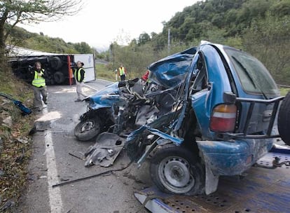 Imagen del accidente en el que fallecieron tres jóvenes ocupantes de un todoterreno, el pasado 30 de octubre cerca de Amurrio.