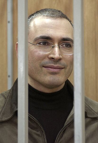 El presidente de Yukos, Mijaíl Jodorkovski, ante un tribunal.