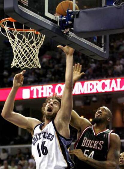 Pau Gasol intenta encestar ante Brian Skinne.