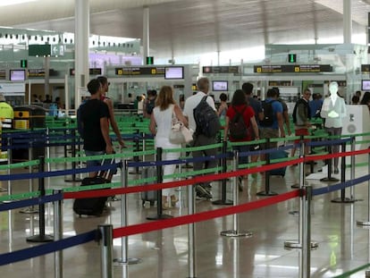 Colas en el aeropuerto de El Prat en agosto, en el segundo d&iacute;a de huelga indefinida de los trabajadores de seguridad.