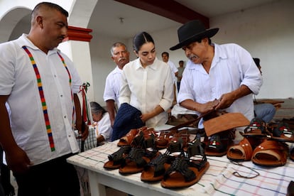 Directivos de Adidas México en Villa Hidalgo Yalálag, Oaxaca, el 21 de agosto.
