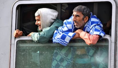 Dos refugiados se asoman a la ventana de un tren en la estación de la localidad croata de Tovarnik, a escaso kilómetros de Serbia.