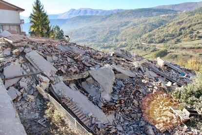 Un edificio totalmente destruido a causa del seísmo que ha sacudido la región central de Italia. En la imagen, la localidad de L'Aquila.