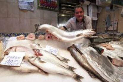 En la imagen, una pescadera en el madrile?o mercado de Chamber. EFE/Archivo