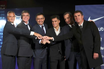 Coutinho, posa junto al presidente del FC Barcelona Josep Maria Bartomeu (3i) y los directivos, Javier Borda (i) Jordi Mestre (2i) y los ejecutivos, Pep Segura (d) y Robert Fernández (2d) durante su presentación.