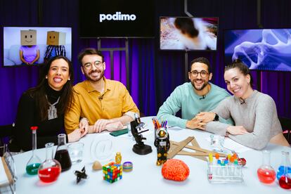 José Luis Crespo y Galder Varas junto a la científica Alicia del Prado y la presentadora Inés Hernand en uno de los episodios de 'Hipermovidas'.