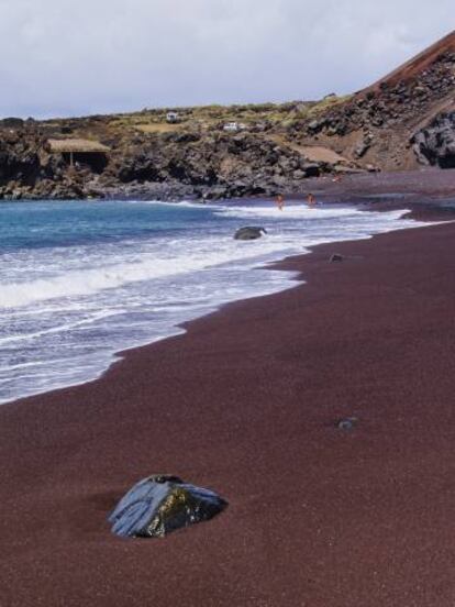 Arena roja de la playa del Verodal, en El Hierro.