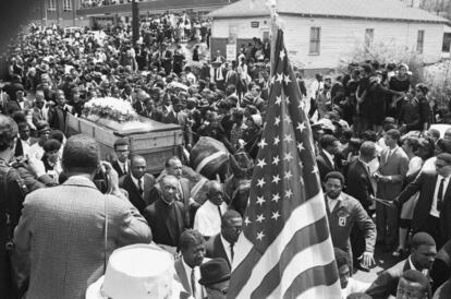 Una multitud acompaña el cuerpo de Martin Luther King desde la iglesia hasta Morehouse College, el 4 de septiembre de 1968 en Atlanta.