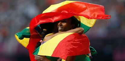 La etiope Meseret Defar (izquierda) celebra con su compatriota Tirunesh Dibaba el oro que ha conseguido en la carrera de los 5.000 metros.