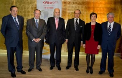 De izquierda a derecha: Fermin Lucas (director general de IFEMA), Jose María Álvarez del Manzano (presidente de la Junta Rectora de IFEMA), Luis Eduardo Cortés (presidente del Comité Ejecutivo de IFEMA), Antonio Vázquez (presidente del Comité Organizador de Fitur y presidente de Iberia), Ana Larrañaga (directora de Fitur), Arturo Fernández (presidente de la Cámara de Comercio e Industria de Madrid) en la rueda de prensa de presentación de Fitur esta mañana