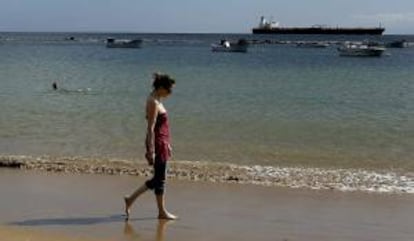 Una mujer se anima a pasear por la playa de Las Teresitas de la capital tinerfeña. EFE/Archivo