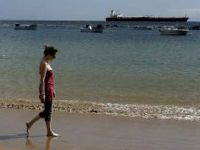 Una mujer se anima a pasear por la playa de Las Teresitas de la capital tinerfeña. EFE/Archivo