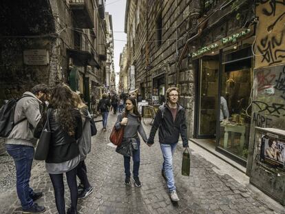 La calle de San Biagio dei Librai, en el centro histórico de Nápoles (Italia). 