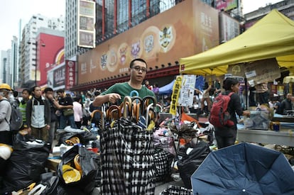 La antigua colonia británica está bajo soberanía china desde 1997 basándose en la fórmula "un país, dos sistemas", que da a la ciudad más autonomía y libertad que el resto del territorio chino y la posibilidad de un sufragio universal. En la imagen, un manifestante se lleva una bolsa llena de paraguas, símbolo de la revuelta.