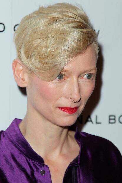 Androginia y rojo son combinables: lo vimos en Tilda Swinton en los premios National Board of Review.