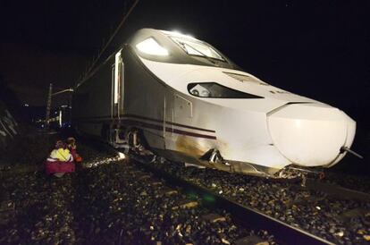 Un operario observa el tren descarrilado esta noche en Ourense.