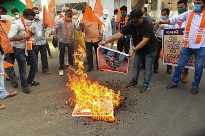 Partidarios de un grupo de extrema derecha hindú queman carteles del presidente chino, Xi Jinping, durante una manifestación en la ciudad india de Ahmedabad