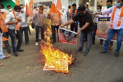 Partidarios de un grupo de extrema derecha hindú queman carteles del presidente chino, Xi Jinping, durante una manifestación en la ciudad india de Ahmedabad