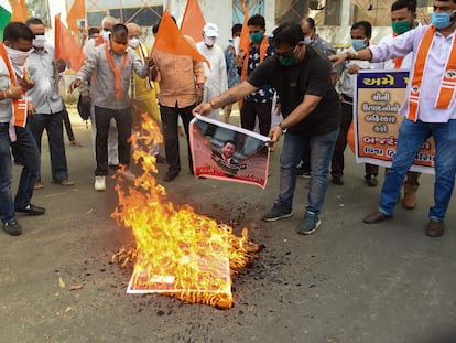 Partidarios de un grupo de extrema derecha hindú queman carteles del presidente chino, Xi Jinping, durante una manifestación en la ciudad india de Ahmedabad