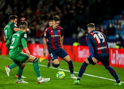 Pepelu juega el balón en el centro del campo ante los defensores de Osasuna