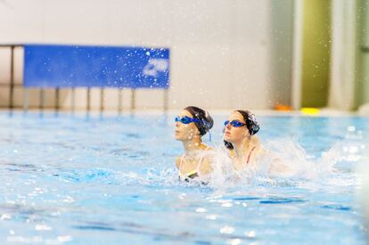 CAR Sant Cugat del Vaslles. Entrenamiento de la selección española de natación sincronizada con vistas al mundial de Kazan 2015. Onda Carbonell y Paula Klamburg-