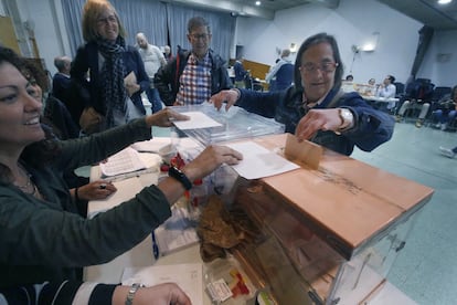 Pilar Frisach de 57 años y con síndrome de Down vota en el Centro Cívico Alcalde Morera, en Tarrasa.