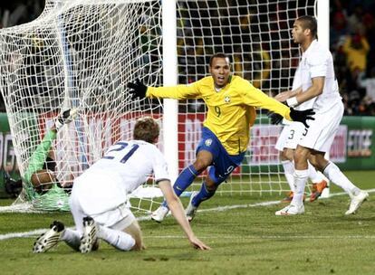 Luis Fabiano celebra la consecución del gol del empate ante la desolación de los norteamericanos.