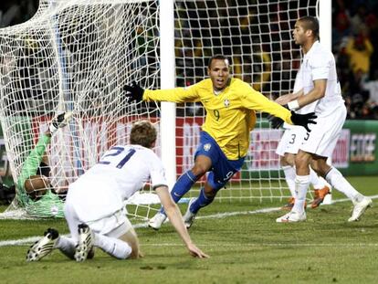 Luis Fabiano celebra la consecución del gol del empate ante la desolación de los norteamericanos.