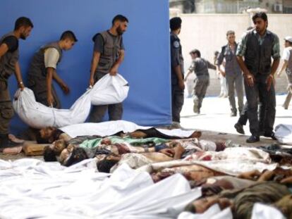 Corpos das vítimas dos bombardeios do regime sírio em Duma.