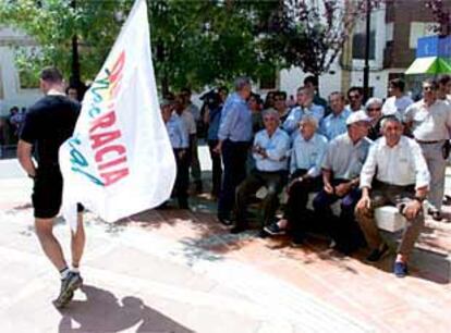 Concentración de Democracia Nacional ayer en Las Pedroñeras (Cuenca) contra los inmigrantes de la zona.