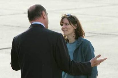 Florence Aubenas es recibida por el presidente Chirac a su llegada al aeropuerto parisino de Villacoublay.