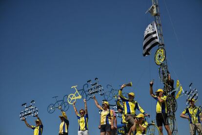 Aficionados bretones agitan modelos de bicicletas con la librea de Bretaña, durante la quinta etapa de la 105ª edición de la carrera ciclista Tour de France, entre Lorient y Quimper, oeste de Francia.