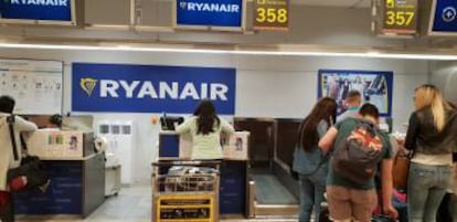 Un mostrador de Ryanair en el aeropuerto de Barajas de Madrid.