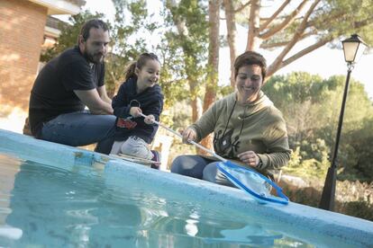 Cristina Sánchez and Rolando Fernández moved to the mountains outside of Madrid when their daughter Maia was born because they felt that the center was not the best place for her to grow up.