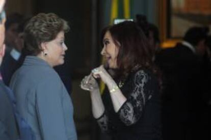 La jefa de Estado brasileña, Dilma Rousseff (i), es recibida por su homóloga argentina, Cristina Fernandez (d), este 25 de abril, en la Casa Rosada, en Buenos Aires (Argentina).