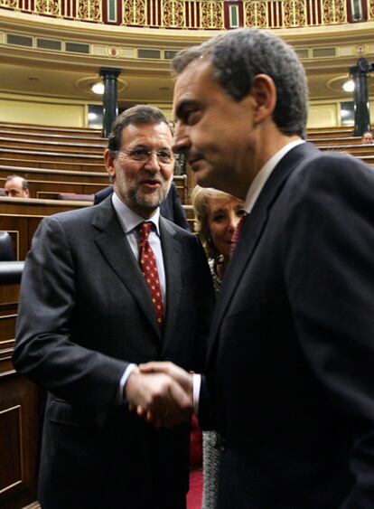 El presidente del Gobierno, José Luis Rodriguez Zapetero, saluda fríamente al líder del Partido Popular, Mariano Rajoy, durante el homenaje a las víctimas del 11-M, en presencia de Esperanza Aguirre.