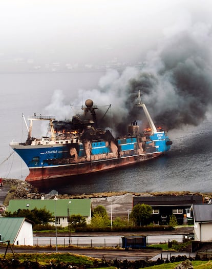 El carguero 'Athena' arde frente al puerto de Runavic, en las islas Feroe. Las autoridades están investigando las causas del incendio que se originó a bordo.