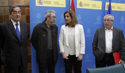 El presidente de la CEOE, Juan Rosell, el secretario general de UGT, Cándido Méndez, la ministra de Empleo, Fátima Báñez, y el líder de CC OO, Ignacio Fernández Toxo, durante la reunión en el marco del diálogo sobre la Estrategia de Emprendimiento y Empleo joven.