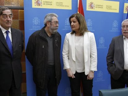 El presidente de la CEOE, Juan Rosell, el secretario general de UGT, Cándido Méndez, la ministra de Empleo, Fátima Báñez, y el líder de CC OO, Ignacio Fernández Toxo, durante la reunión en el marco del diálogo sobre la Estrategia de Emprendimiento y Empleo joven.