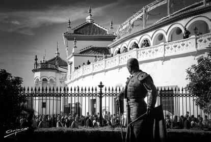 Monumento a Curro Romero junto a La Maestranza, inspirado en una fotografía de Agustín Arjona.