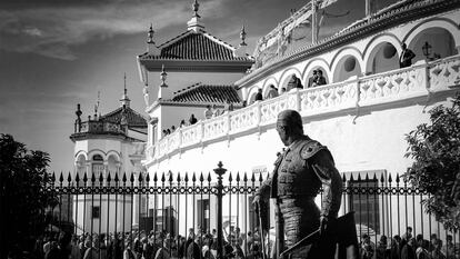 Monumento a Curro Romero junto a La Maestranza, inspirado en una fotografía de Agustín Arjona.