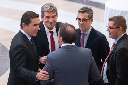 Carlos Torres (izquierda) charla con José Luis Escrivá y con el ministro de Presidencia, Felix Bolaños. 