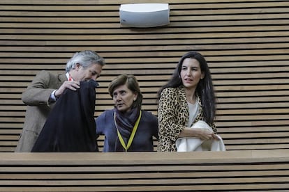 La portavoz de VOX en la Asamblea de Madrid, Rocío Monasterio (dech), al finalizar la concentración de tres minutos de silencio a las puertas de Les Corts Valencianes, para condenar el último asesinato machista en Moraira (Valencia), en Valencia (España), el miércoles.