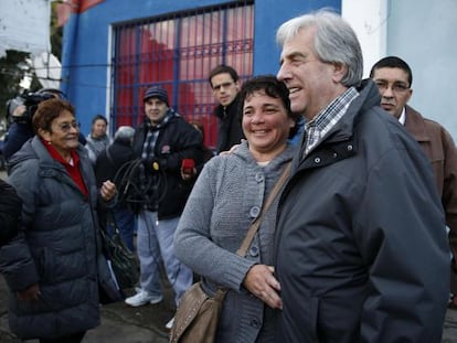 El expresidente Tabaré Vázquez atiende a la prensa tras depositar su voto este domingo en Montevideo.