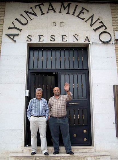 José Moreno y Manuel Fuentes posan en la puerta del Ayuntamiento después de llegar al acuerdo sobre vivienda.