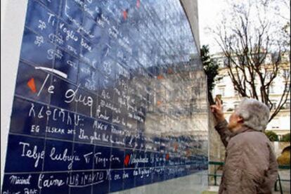Mural, obra de Frederic Baron, en París, en la que está escrito 'Te quiero' en 311 lenguas y dialectos diferentes