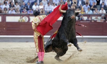 El diestro Joselito Adame, durante la corrida en Las Ventas.