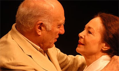 Michel Piccoli y Natasha Parry, en el montaje de Peter Brook <i>Tu mano en la mía,</i> en el teatro Micalet, de Valencia.